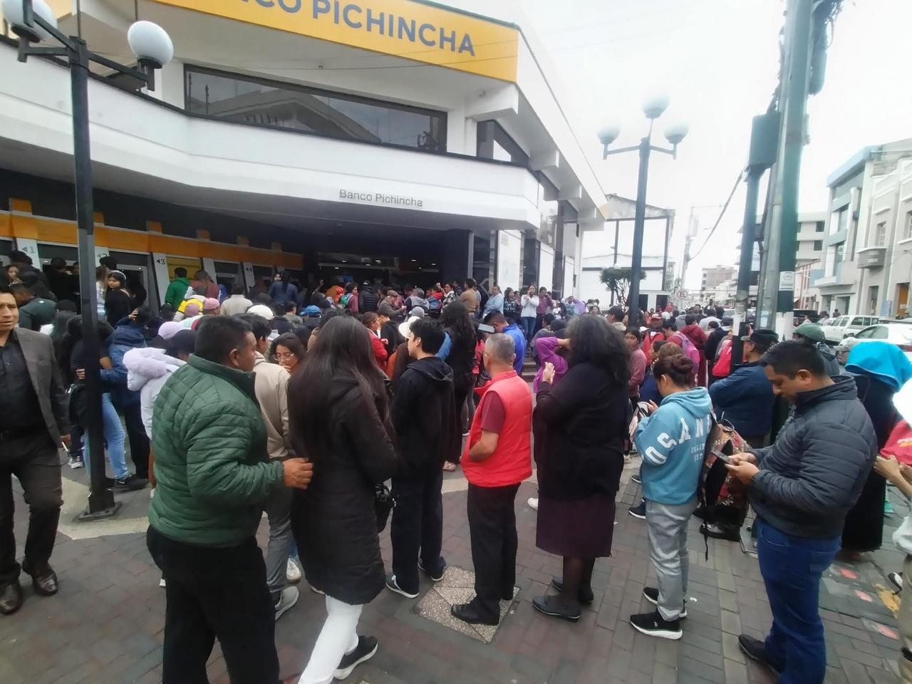 TEMOR ENTRE USUARIOS POR FALLOS EN BANCO PICHINCHA Y RUMORES SOBRE UN SUPUESTO CIERRE