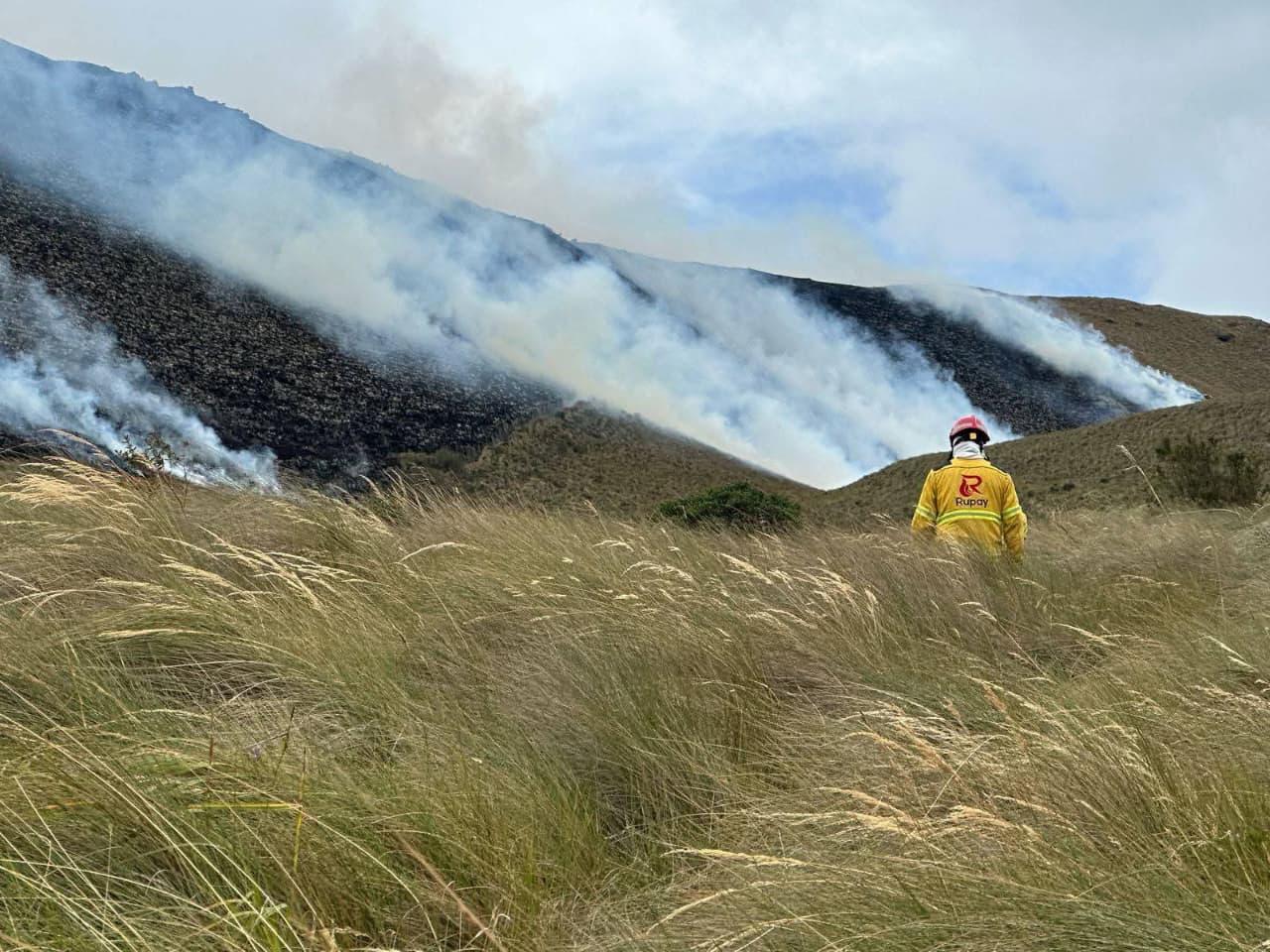 MÁS DE 50 BRIGADISTAS Y COMUNEROS INTENTAN APAGAR EL INCENDIO FORESTAL MÁS DEVASTADOR DE 2025 EN IMBABURA