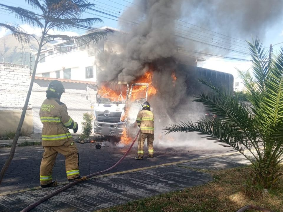 UN CAMIÓN SE INCENDIÓ EN EL SUR DE IBARRA