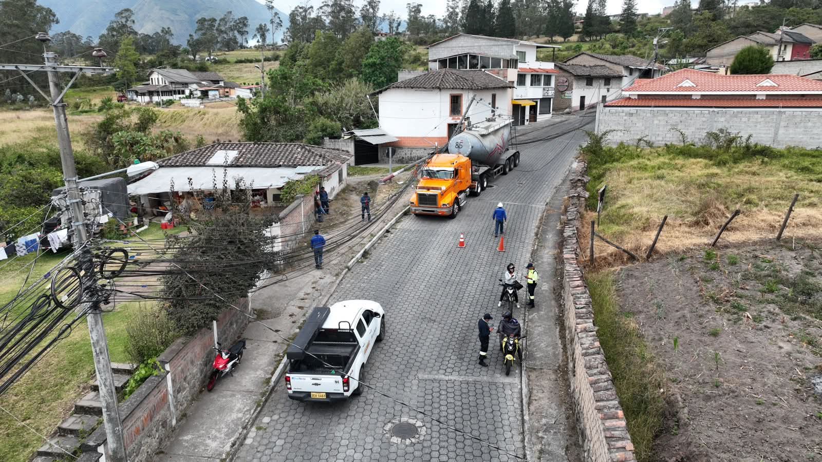 TANQUERO DERRIBA POSTE Y DEJA SIN ENERGÍA A ZULETA