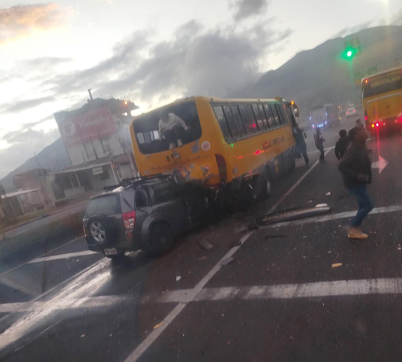 TRES PERSONAS FALLECEN EN CHOQUE ENTRE BUS ESCOLAR Y AUTOMÓVIL EN OTAVALO