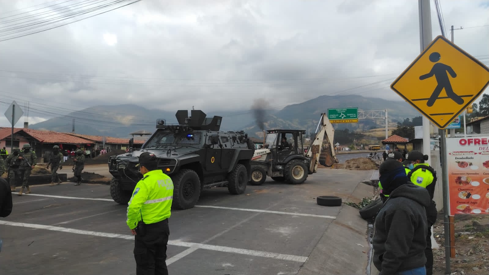 POLICÍA DESALOJA BLOQUEOS Y REABRE VÍA PANAMERICANA EN OTAVALO