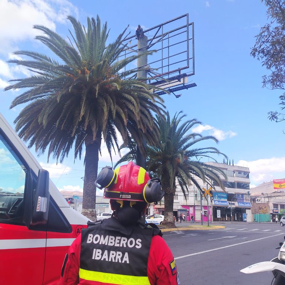 HOMBRE SOBRE UNA VALLA PUBLICITARIA MANTUVO EN ALERTA A IBARRA