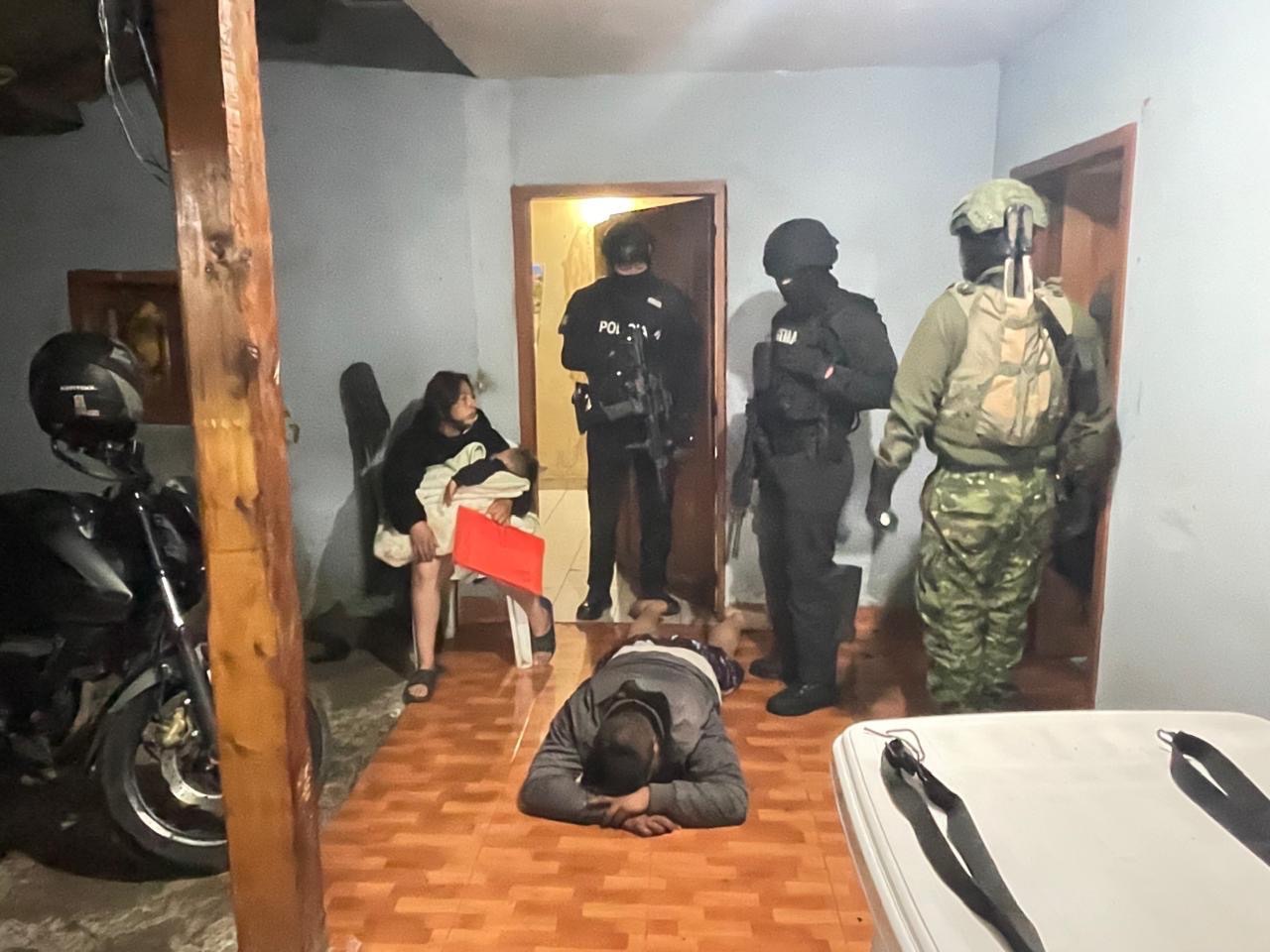 ARMAS DE GRUESO CALIBRE Y UN CRÁNEO HUMANO ENCONTRÓ EL EJÉRCITO EN OPERATIVO EN LA FRONTERA NORTE