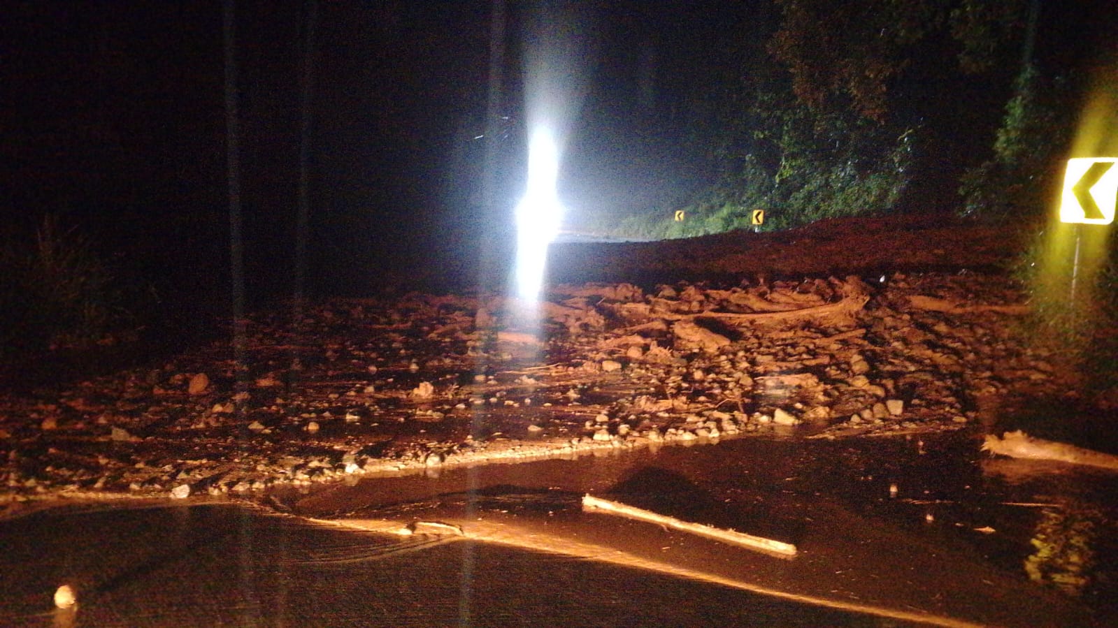 VÍA IBARRA–LITA BLOQUEADA POR DESLAVE