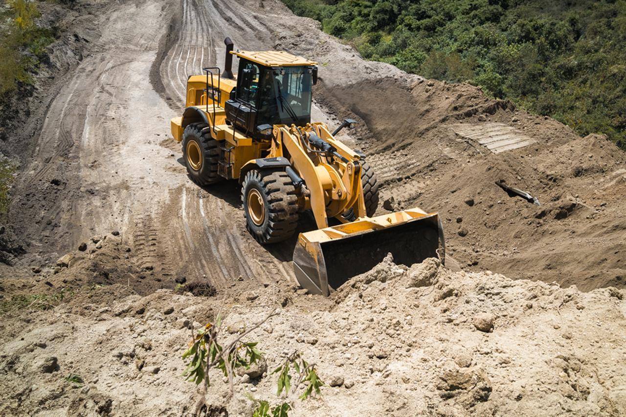 TRES FRENTES VIALES SON ATENDIDOS TRAS DESLIZAMIENTOS EN IMBABURA