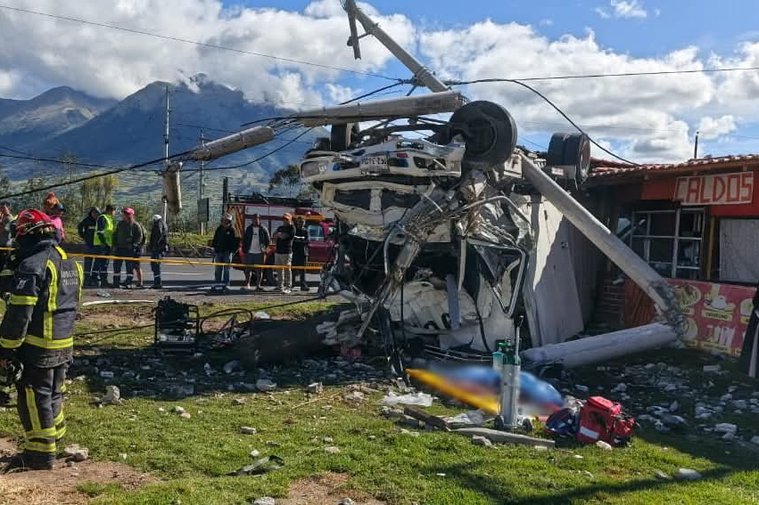 VOLCAMIENTO DE CAMIÓN EN OTAVALO DEJA UN FALLECIDO Y DOS HERIDOS