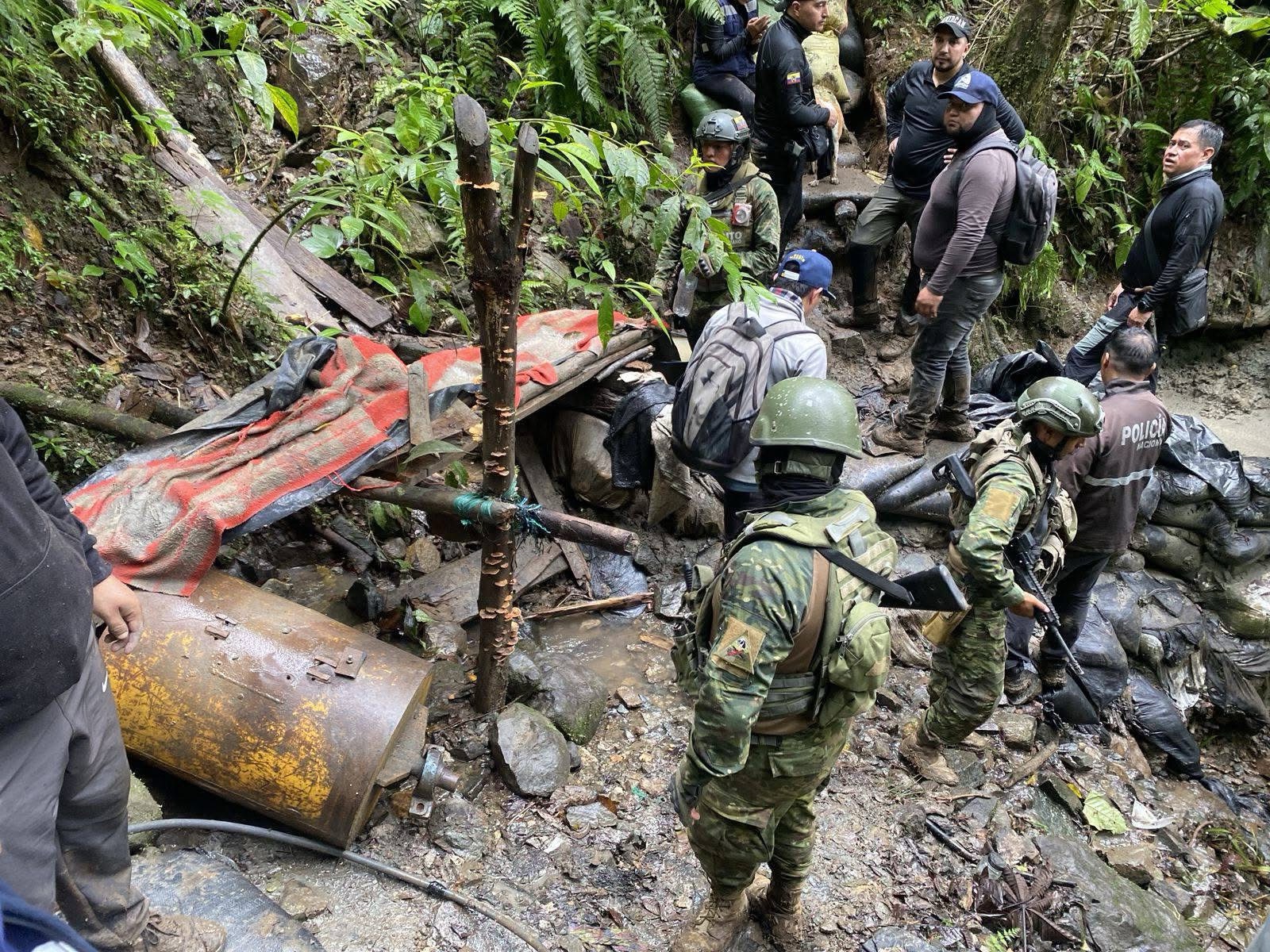 MAQUINARIA, EXPLOSIVOS Y BOCAMINAS FUERON INHABILITADOS EN OPERACIÓN MILITAR EJECUTADA EN IMBABURA