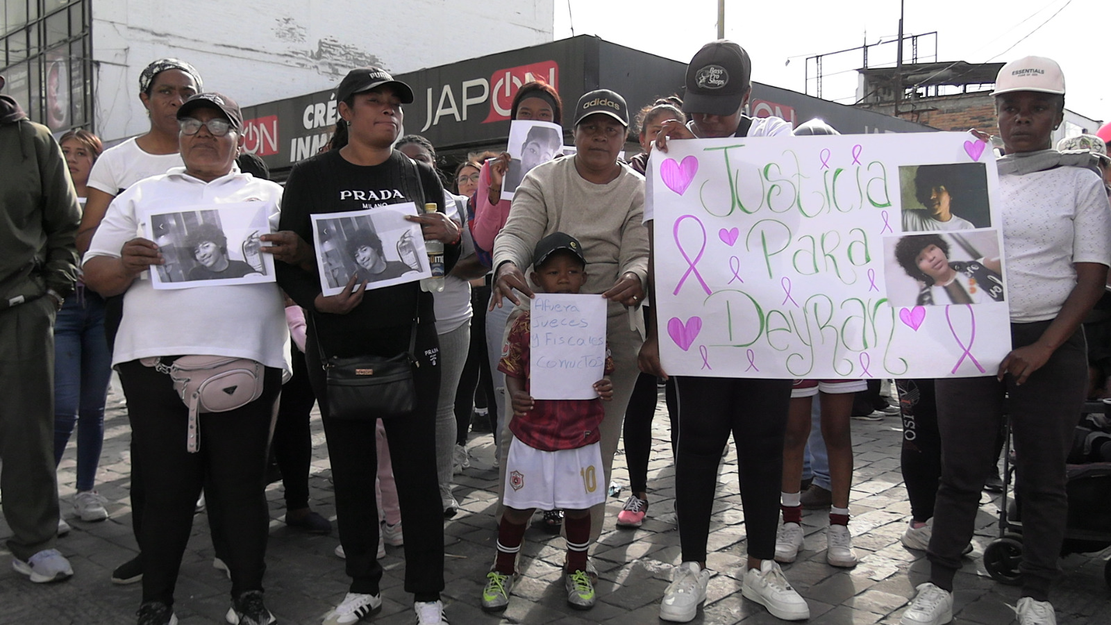 VESTIDOS DE BLANCO, FAMILIARES Y AMIGOS DE DEYRAN PALACIOS MARCHARON PARA EXIGIR JUSTICIA
