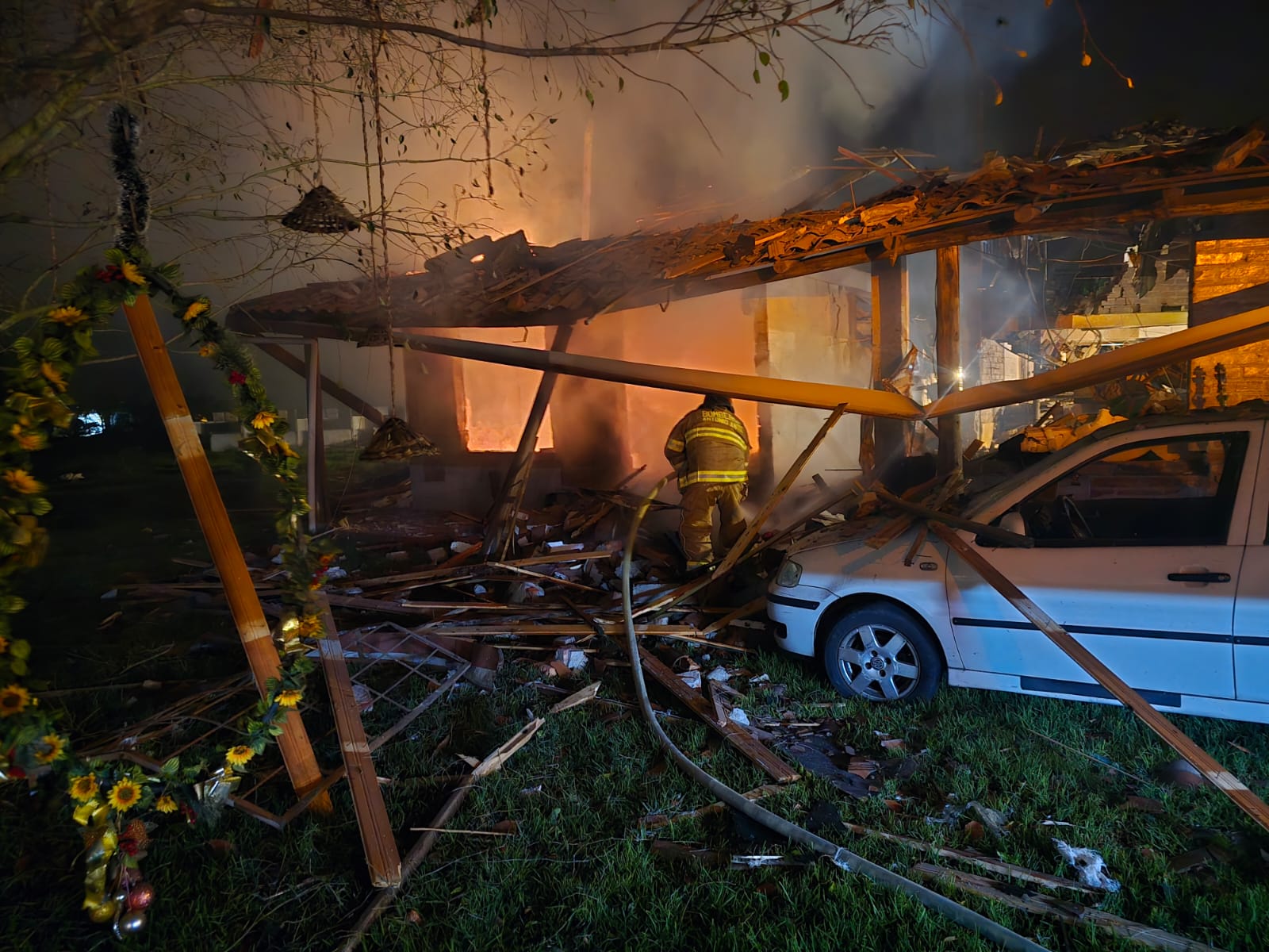 TRES FALLECIDOS Y 10 HERIDOS DEJA INCENDIO ESTRUCTURAL EN SANTIAGO DEL REY
