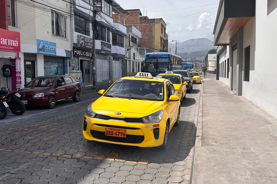 TRANSPORTISTAS DE IMBABURA MARCHAN CONTRA LA INFORMALIDAD Y APUNTAN A MOVIDELNOR POR FALTA DE CONTROLES