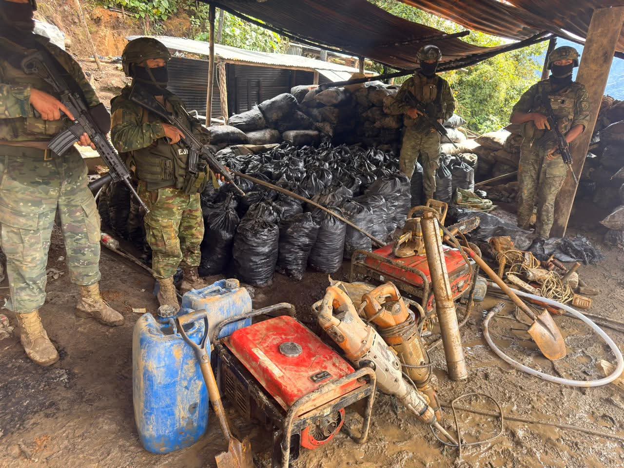 FUERZAS ARMADAS DESMANTELAN 10 CAMPAMENTOS DE MINERÍA ILEGAL EN BUENOS AIRES, URCUQUÍ