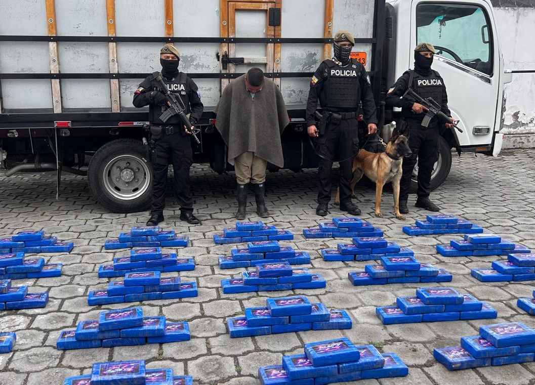 INCAUTAN 150 BLOQUES DE COCAÍNA OCULTOS EN DOBLE FONDO DE CAMIÓN EN IMBABURA
