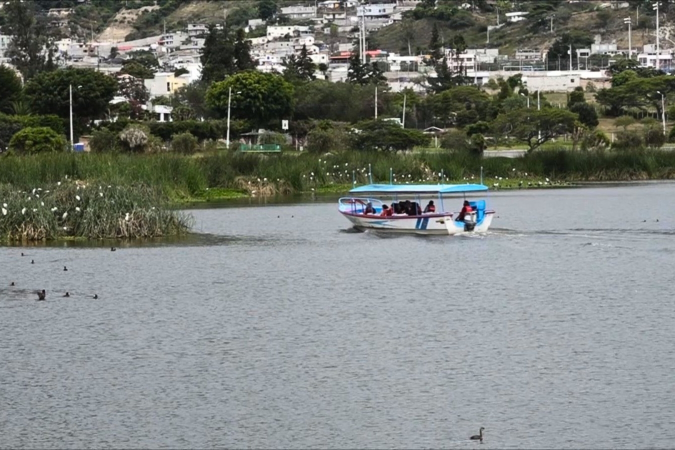 ESPEJO DE AGUA DE YAHUARCOCHA MEJORA SU ASPECTO TRAS INTERVENCIÓN MUNICIPAL