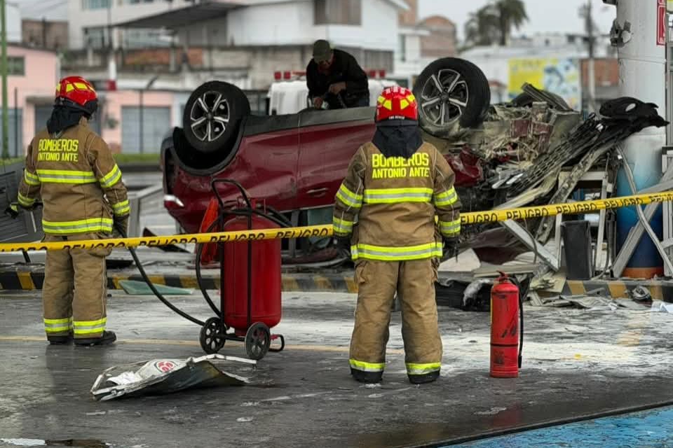 DOS HERIDOS Y DAÑOS EN GASOLINERA TRAS ACCIDENTE EN LA E35, EN ANTONIO ANTE