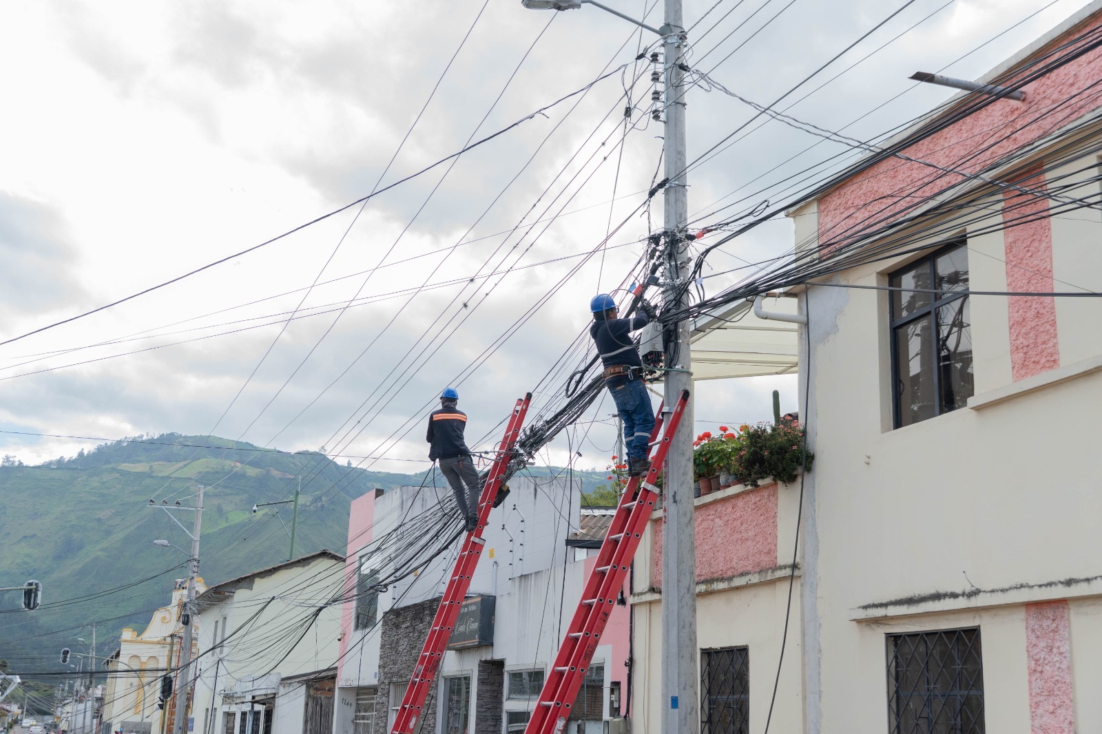 EMELNORTE ELIMINA HASTA EL 45% DE CABLEADO EN DESUSO EN EL SUR DE IBARRA