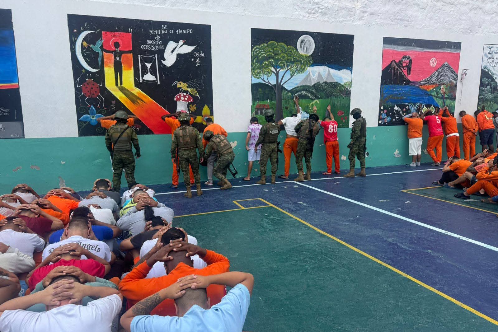 MILITARES DECOMISAN CELULARES, DROGA Y OBJETOS CORTOPUNZANTES EN CÁRCEL DE IBARRA