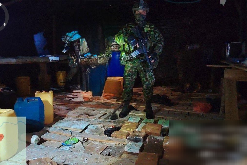 EJÉRCITO DE COLOMBIA GOLPEA A COMANDOS DE FRONTERA CON LA INCAUTACIÓN DE UNA TONELADA DE COCAÍNA EN NARIÑO