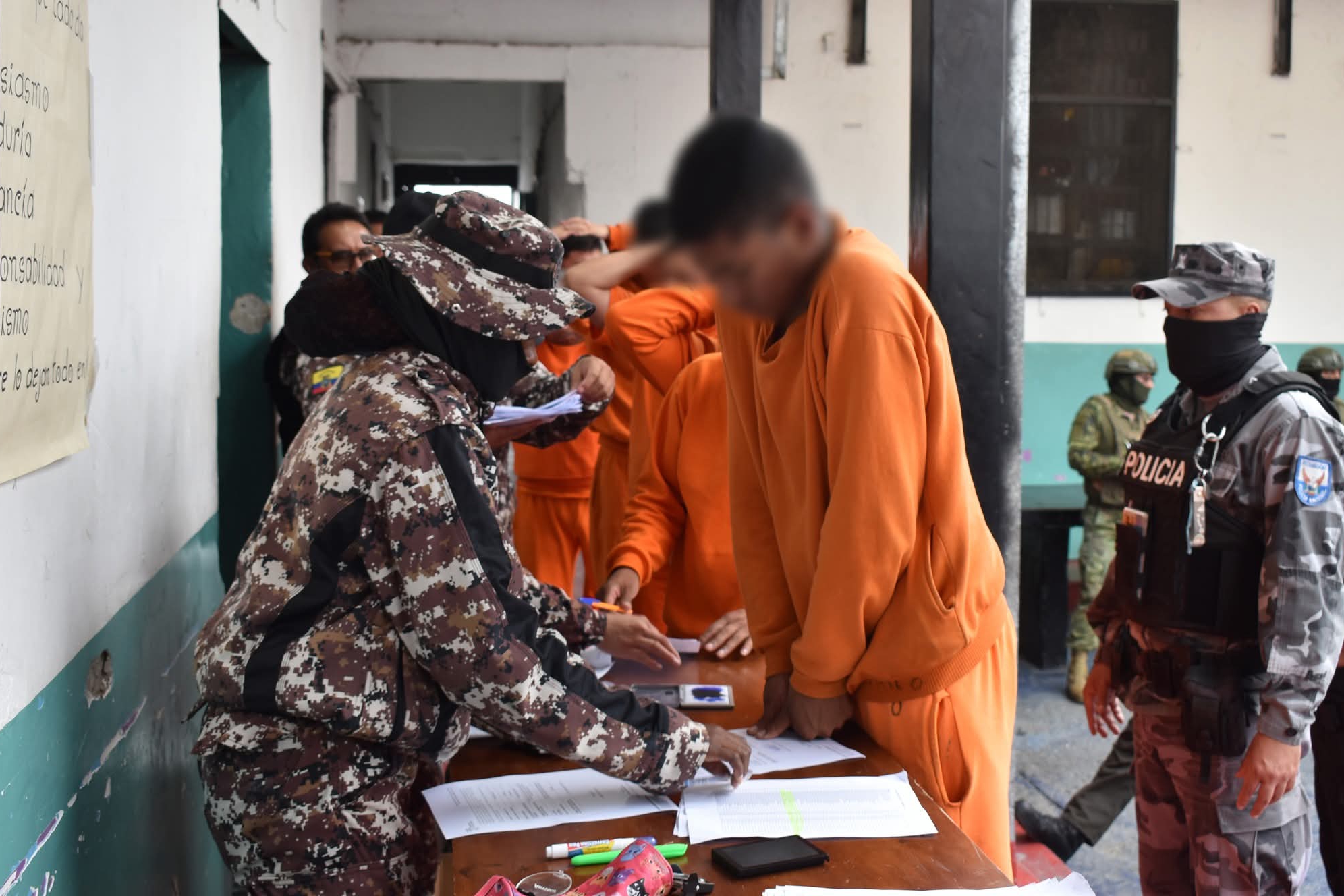 300 PRIVADOS DE LIBERTAD FUERON TRASLADADOS DESDE IMBABURA A AZUAY PARA REDUCIR HACINAMIENTO