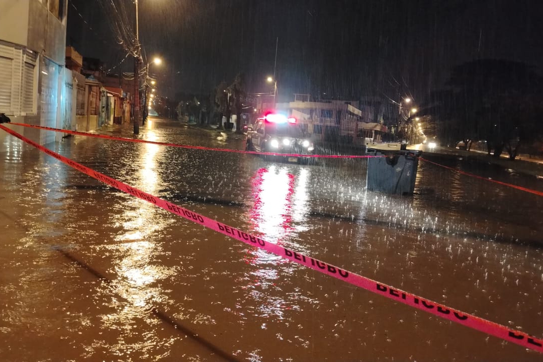 LLUVIAS NOCTURNAS COLAPSAN ALCANTARILLADO Y GENERAN EMERGENCIAS EN VARIOS SECTORES DE IBARRA